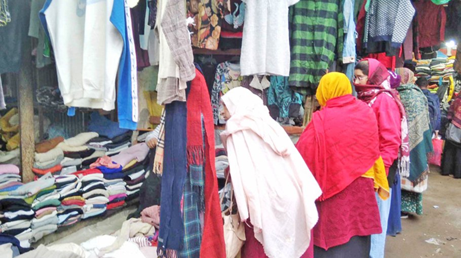 Sale of warm clothes booms at Gaibandha makeshift shops