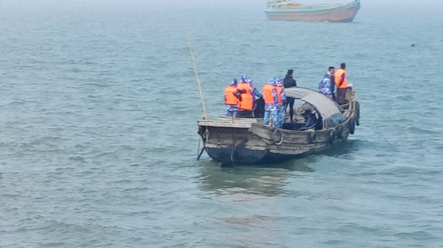 Man, son missing as trawler capsizes   in Meghna