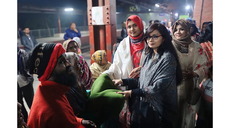 Blankets distributed  among cold-hit people  