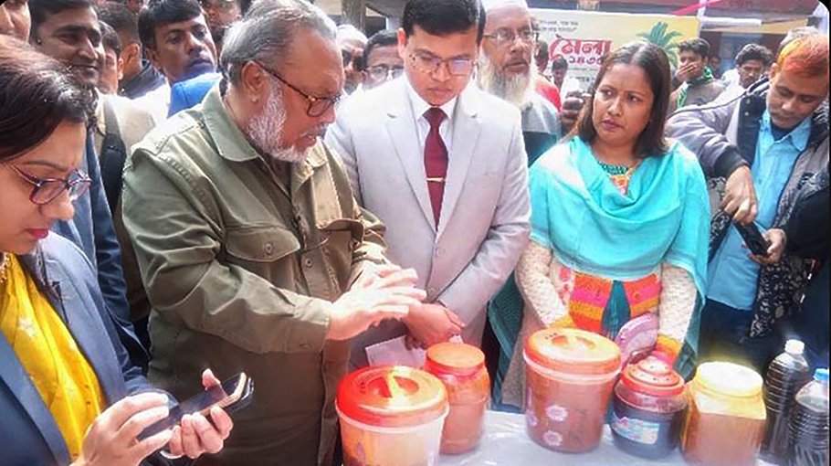 Date molasses fair  draws huge crowd 