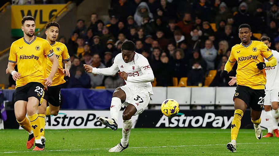 United edge Wolves in seven-goal thriller 