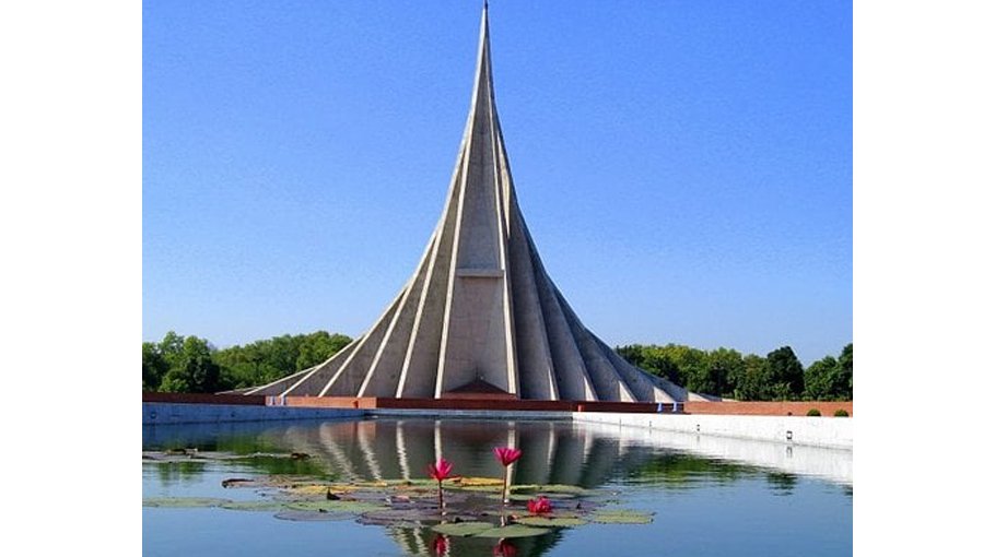 Foreign military officers of 11 countries pay  homage to war heroes