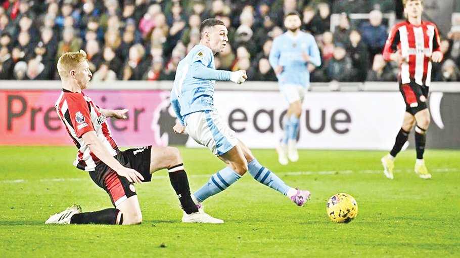 Foden hattrick hauls Man City close to PL top spot 