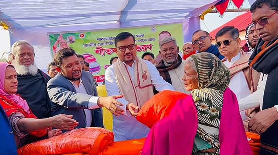  Blankets distributed among  cold-hit people in Bhola