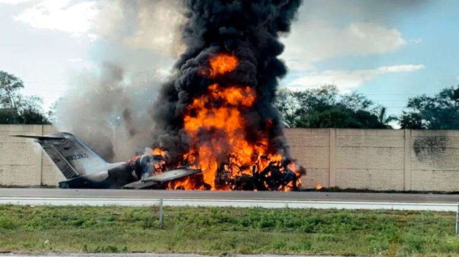 2 dead after private jet crashes onto Florida highway