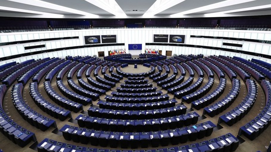 Ahead of the European Parliament elections, the center ground is growing ever-smaller