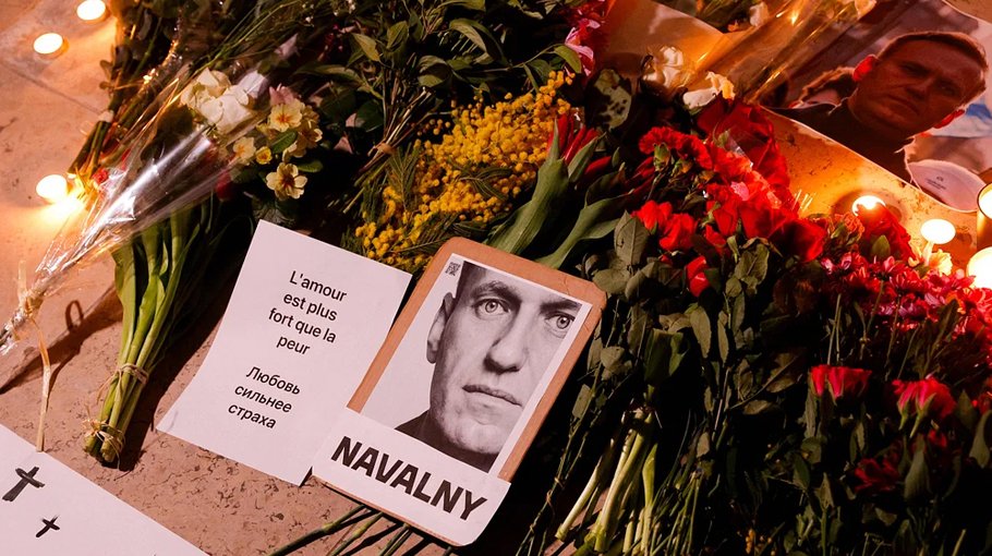 US envoy visits Navalny shrine amid heavy police curbs