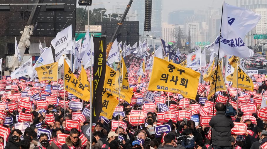 S Korean doctors hold massive anti-govt rally over medical school recruitment plan
