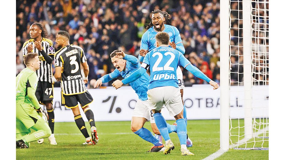 Napoli edge past Juve 