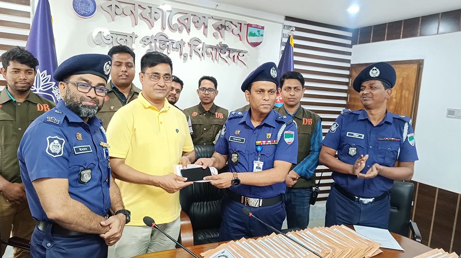 Police hand over lost 105 mobile sets, Tk 7 lakh to owners after recovery