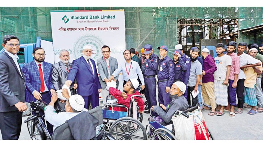 Standard Bank distributes iftar among pedestrians