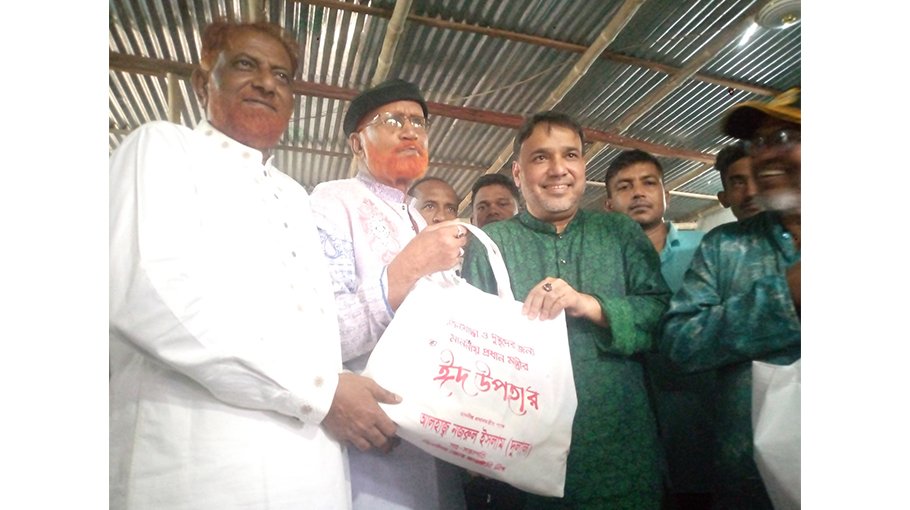 Jhenaidah AL VP distributes Eid items among FFs