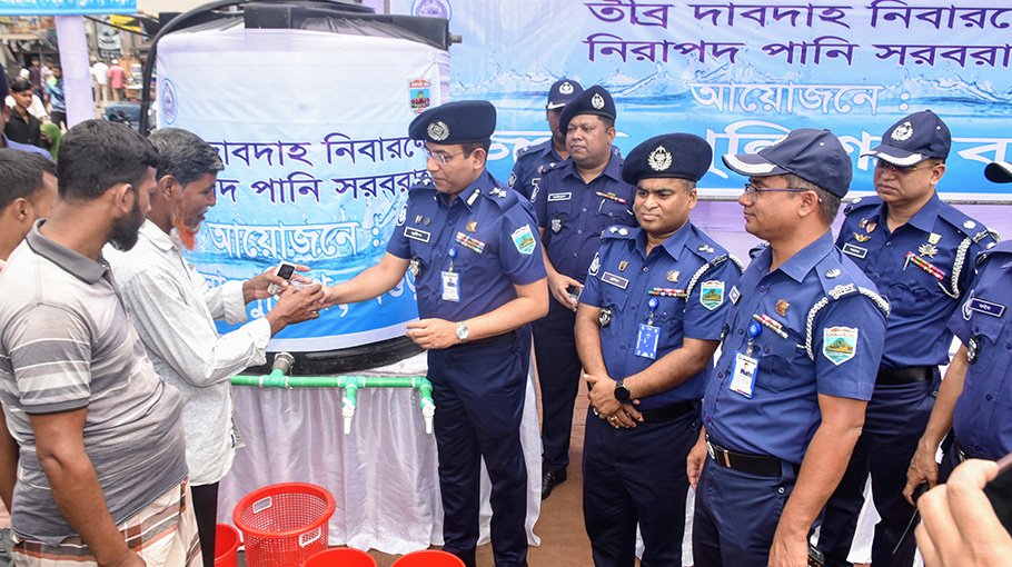 Bogura police open water booth in heatwave