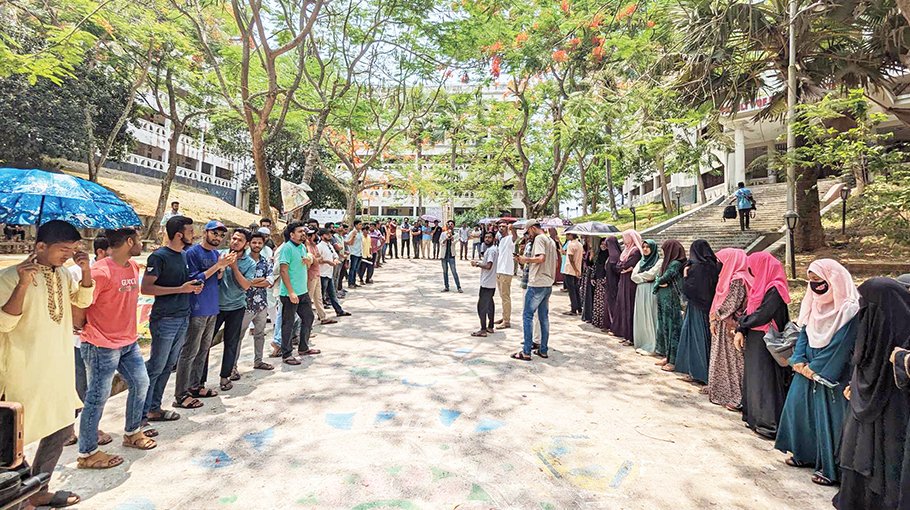 CoU students demand halls remain open, classes start 