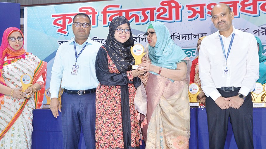 Milestone College awards ex meritorious students