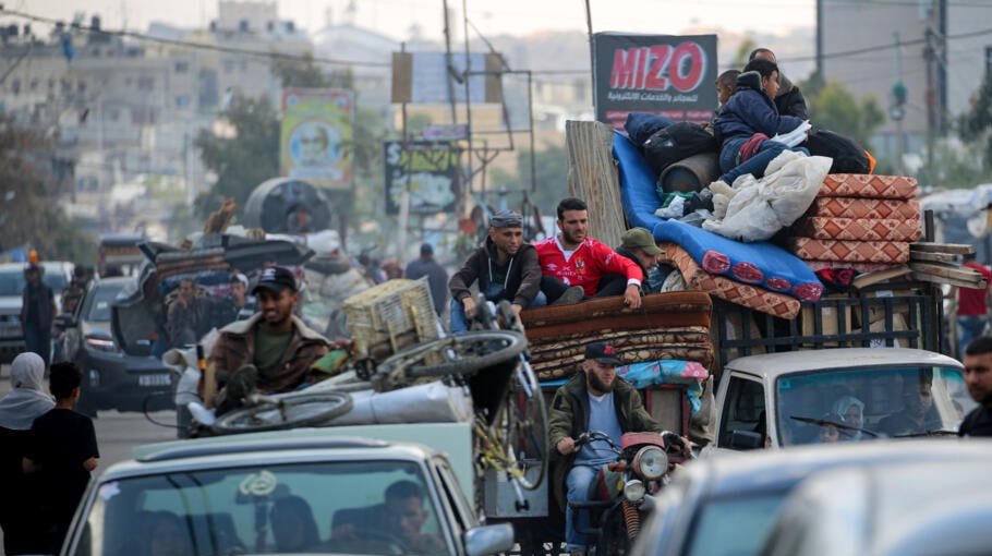 Israel launches fresh Gaza strikes as negotiators   work towards truce