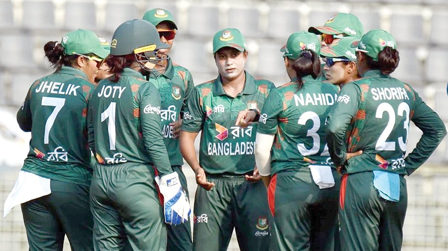 Australia dominante, Bangladesh struggle