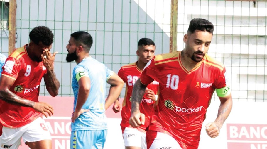 Kings roar into final