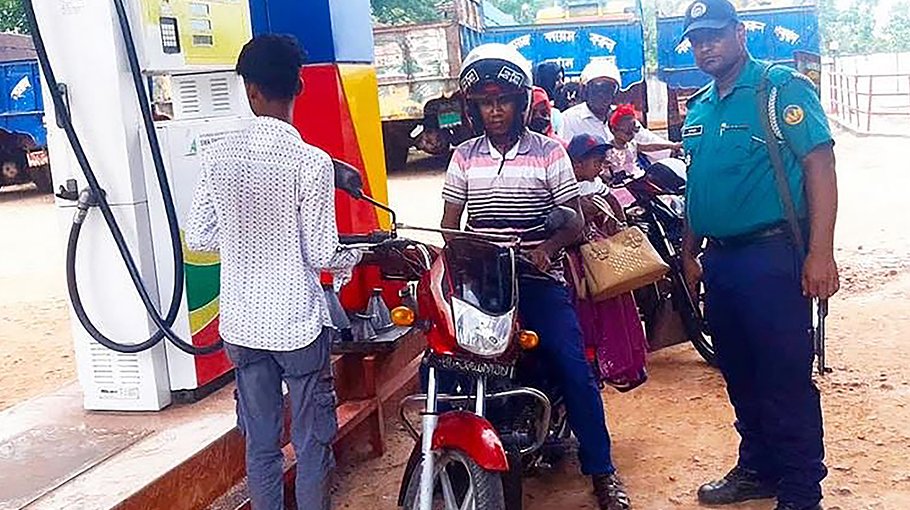 Rajshahi police start ‘no  helmet, no petrol’ prog
