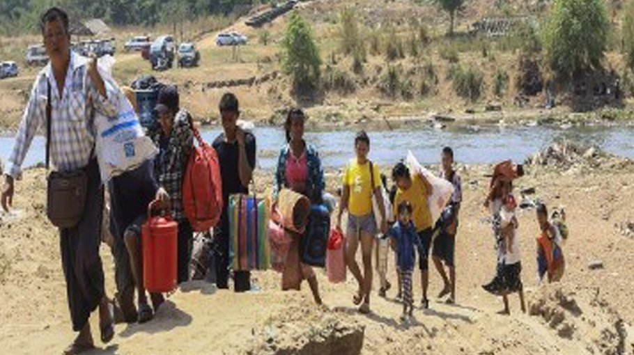 Residents flee key Rakhine coastal town as war looms