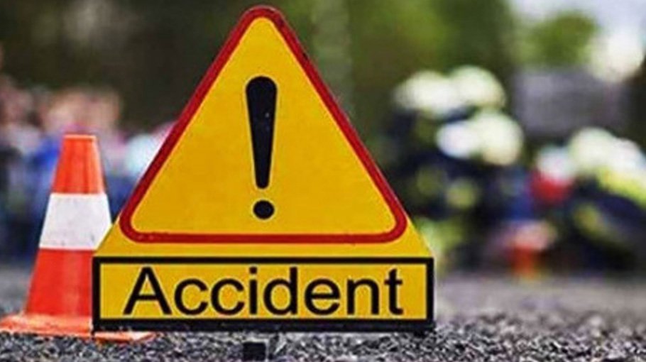 Road crash kills 2   in Debiganj