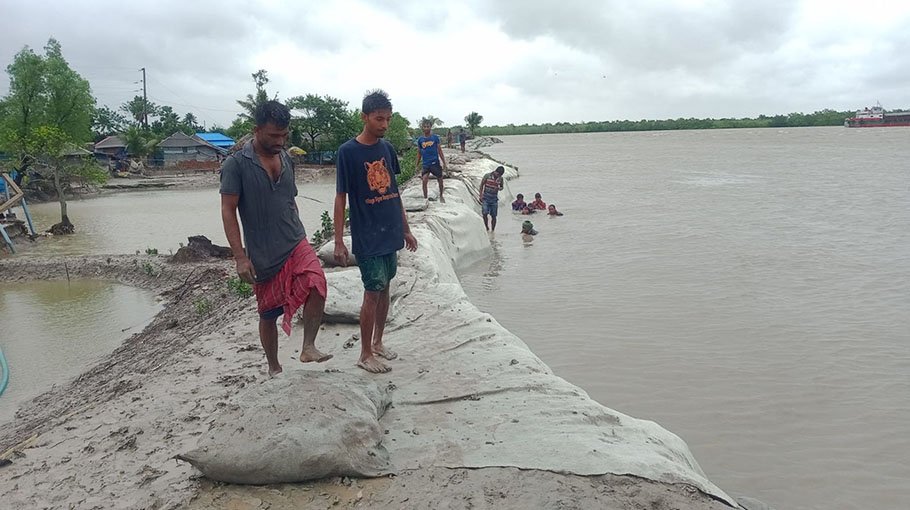 Cyclone fear grips people in Satkhira