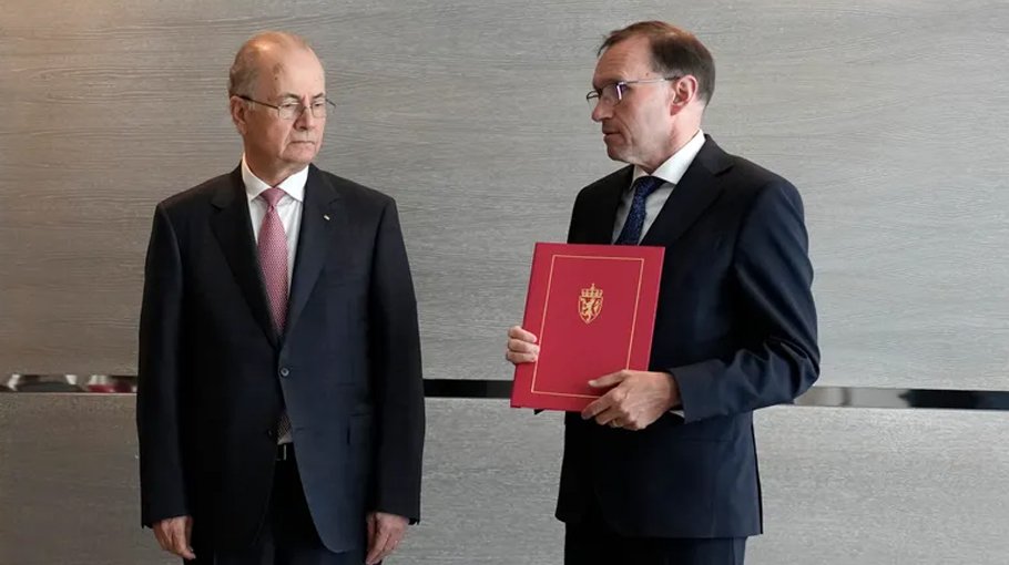 Norway hands over papers for diplomatic recognition to Palestinian PM