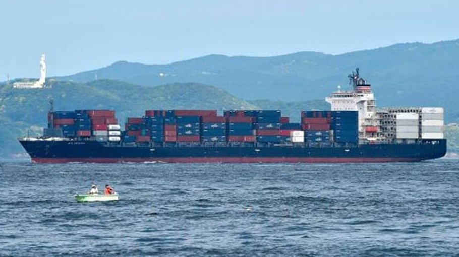 Missile strikes cargo ship off Yemen