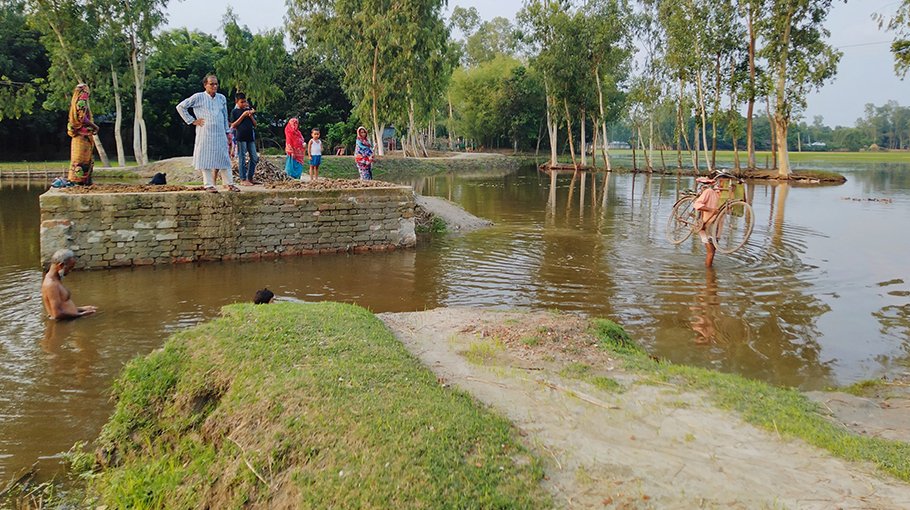 Ulipur People suffer for  want of  bridge 