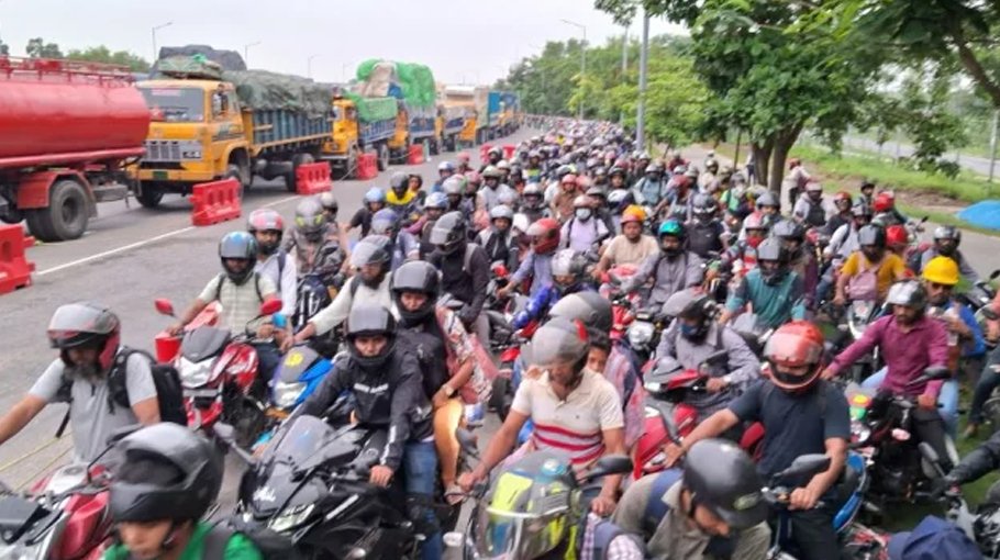Long tailbacks on  Padma Bridge
