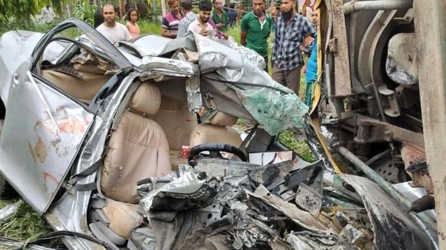 Road crashes kill 4 in Tangail