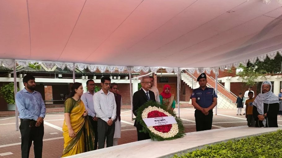 PM’s new press   secy pays tribute to Bangabandhu in Tungipara