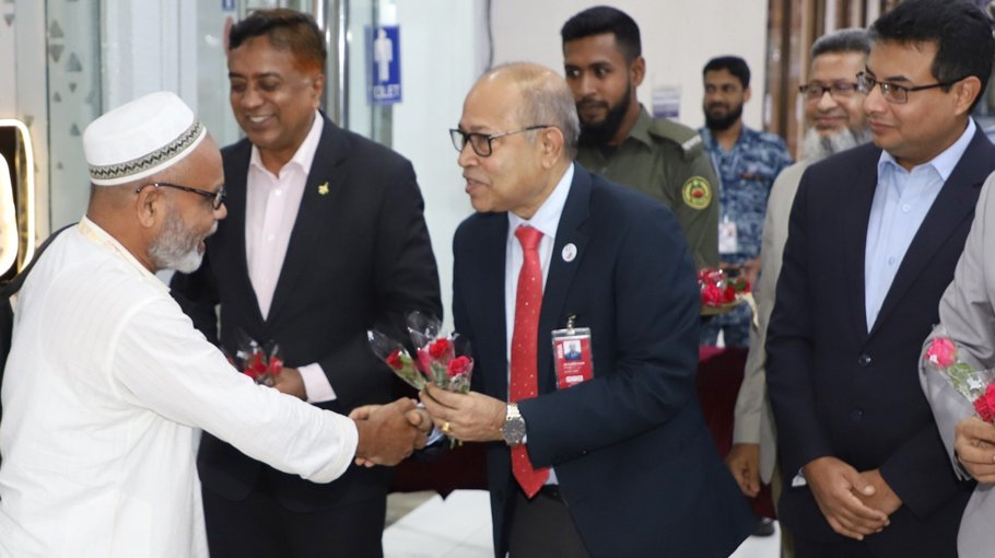 First return flight with 419 pilgrims lands in Dhaka