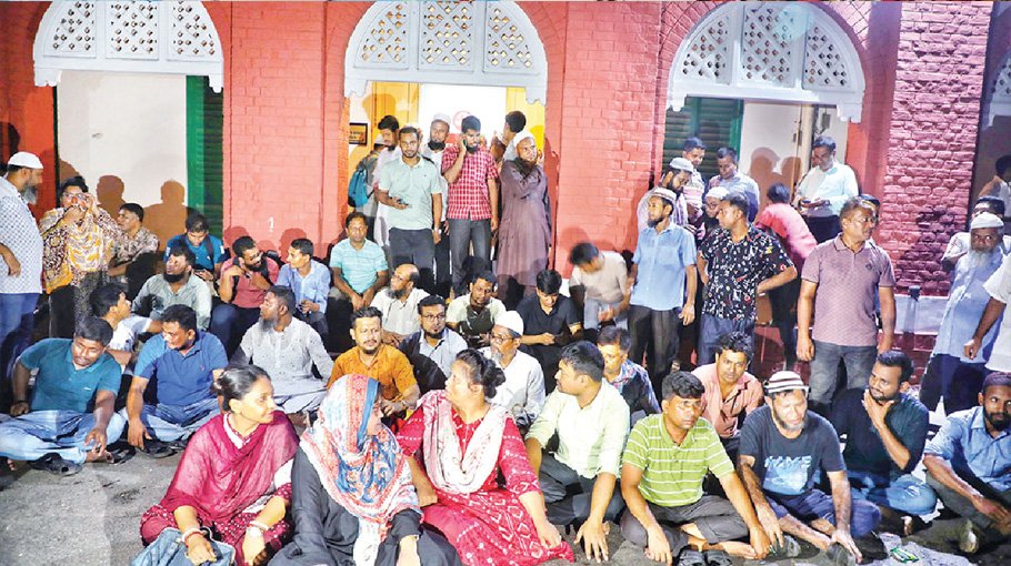 BUET employees lay siege to VC office