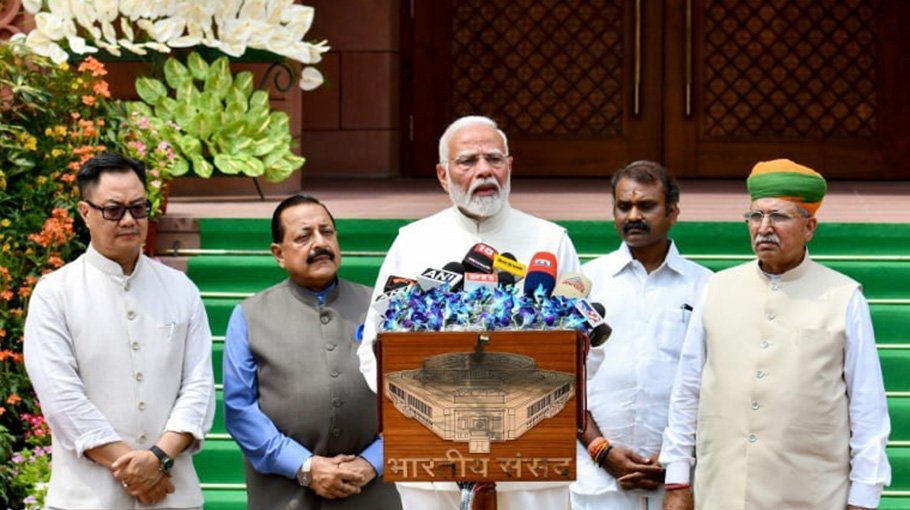 India's lawmakers take oath without duo behind bars