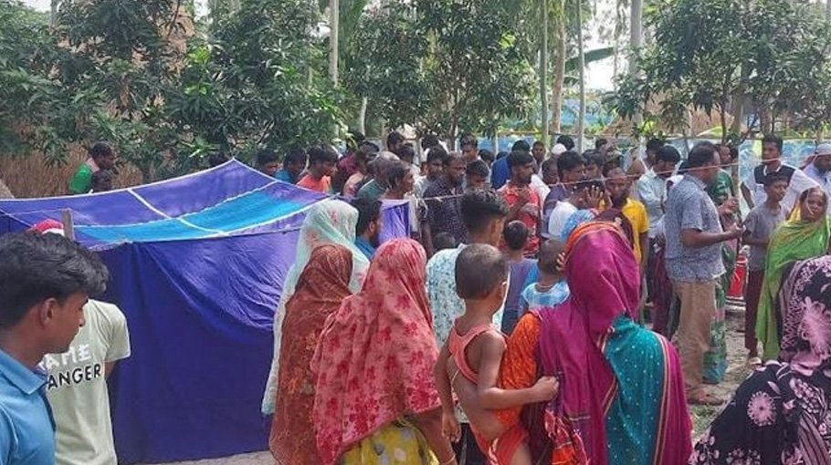 Two of a family electrocuted in Natore