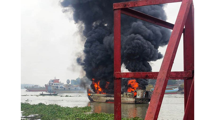 Oil-laden vessel explodes in Buriganga