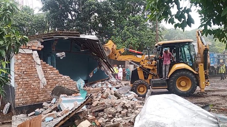 Eviction drive starts to free 62-km roadside in Satkhira