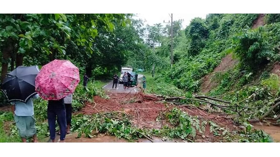 800 tourists stranded   in Sajek
