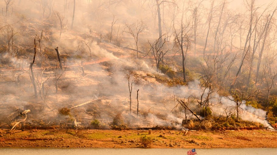 Thousands told to flee raging California wildfire