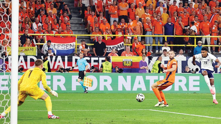 England edge Dutch to face Spain in final