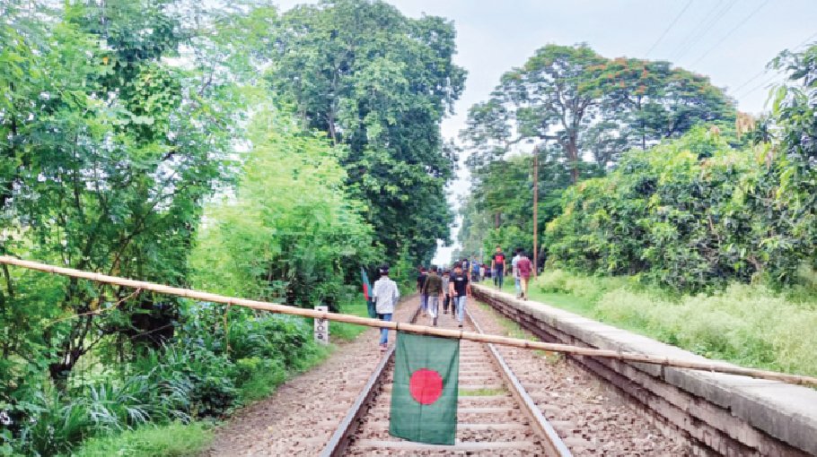 Anti-quota protesters block roads in Dhaka, rail track in Raajshahi