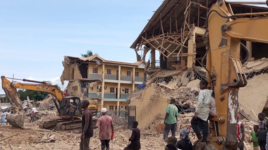 Nigeria school collapse kills 21, scores injured