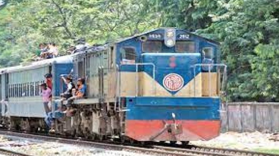 Woman's leg severed by train in Sholashahar 