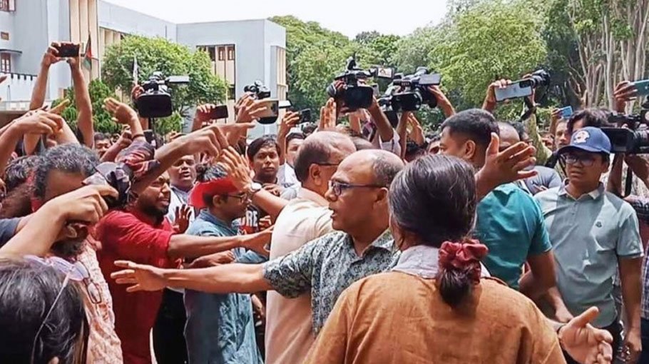 Scuffle between RU students, police over attempt to detain