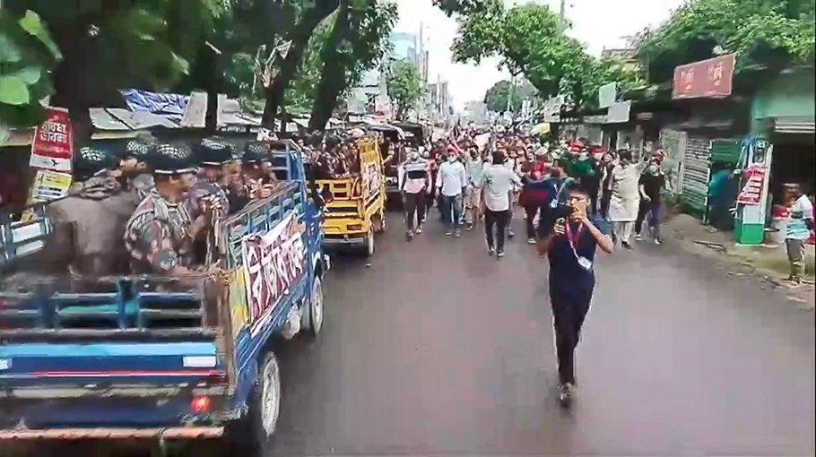 Students stage demo in Satkhira