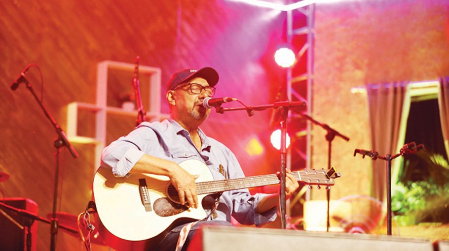 Anjan Dutt praises students unity at Shaheed Minar