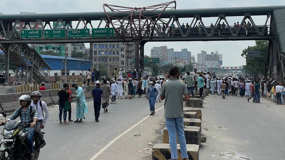 Key trade route faces further disruption as protesters block Dhaka-Ctg highway