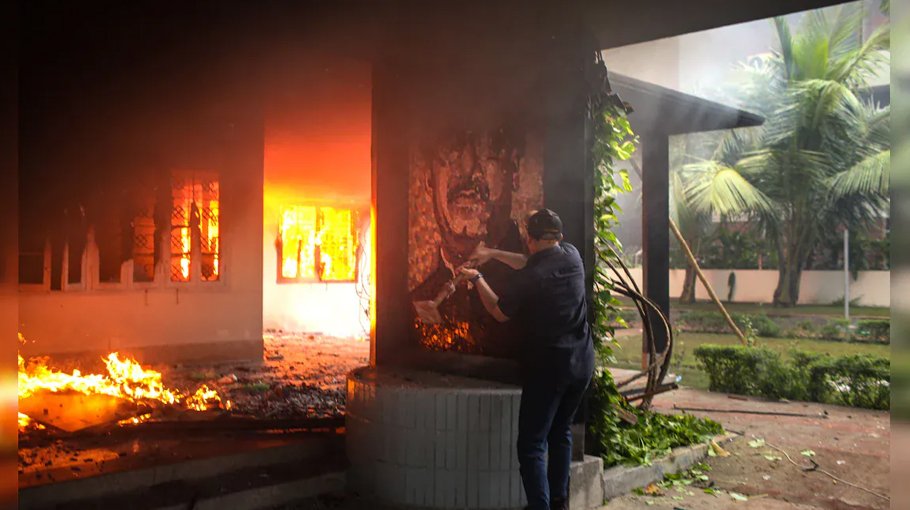 Bangabandhu Bhaban set on fire, sculptures damaged
