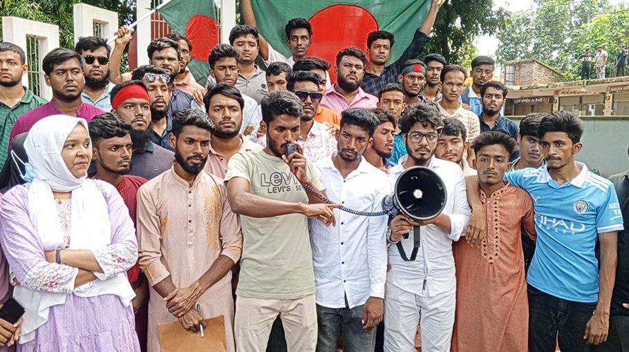 Student protesters won’t take responsibility for arson, loot in Satkhira